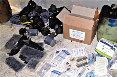 24日，敘利亞政府對(duì)外展示在大馬士革朱巴爾區(qū)破獲的反對(duì)派軍火庫(kù)中的化學(xué)制劑。新華社發(fā)