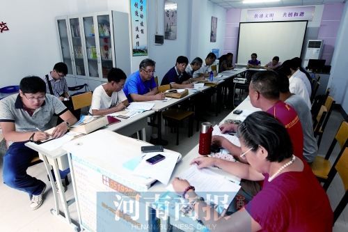 消費(fèi)者代表和旁聽(tīng)人員走進(jìn)社區(qū)，聽(tīng)取市民關(guān)于鄭州地鐵的意見(jiàn)和建議