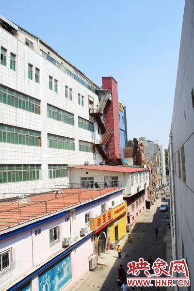 該家具賣場(chǎng)共6層樓，第7層建筑與其他樓層風(fēng)格迥然不同，有明顯后期加蓋痕跡