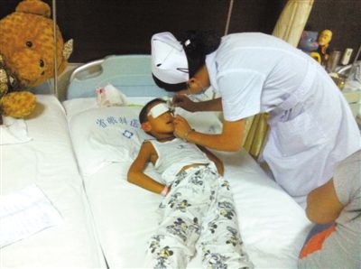 昨日傍晚，山西省眼科醫(yī)院醫(yī)生給斌斌點(diǎn)了兩次“眼藥水”。