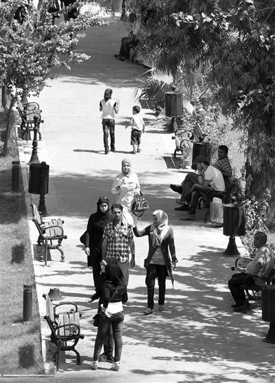 9月5日，敘利亞首都大馬士革，市民在街頭的一處公園內(nèi)散步。