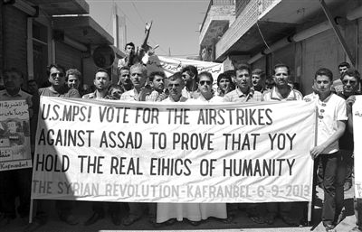 6日，敘利亞西北部的民眾打出橫幅，要求美國對敘動武。