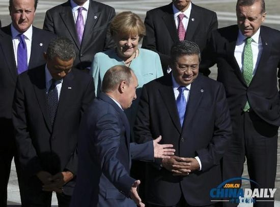 奧巴馬低頭不看普京，普京也閉眼做鬼臉并攤手表無(wú)奈。