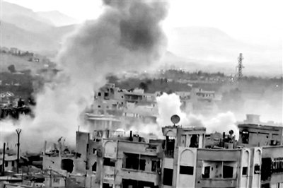 　10日公布的視頻顯示，敘利亞大馬士革地區(qū)，樓房遭重型火炮襲擊，現(xiàn)場濃煙滾滾。