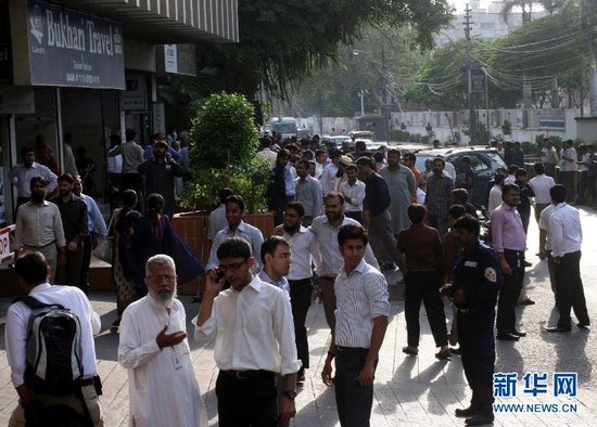 9月24日，在巴基斯坦南部城市卡拉奇，地震發(fā)生后人們跑到街上躲避。