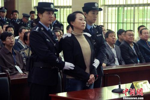 9月24日上午8時(shí)30分，陜西“房姐”龔愛愛涉嫌偽造、買賣國(guó)家機(jī)關(guān)證件一案，在陜西靖邊縣人民法院公開