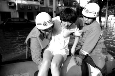 10月10日，前來(lái)余姚支援的杭州消防支隊(duì)武警官兵在南西路幫助轉(zhuǎn)移被困群眾。新華社發(fā)