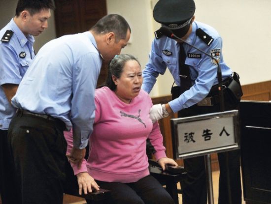 9月24日，在公訴人宣讀起訴書時，丁書苗因身體不停顫抖一度站立不穩(wěn)，被法警扶住