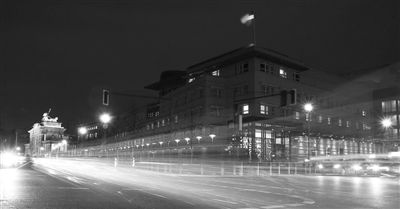 美國(guó)駐德國(guó)大使館夜景，這里被懷疑設(shè)有監(jiān)聽(tīng)站。