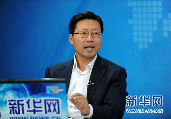 圖為嘉賓與主持人交談。新華網(wǎng) 陳競(jìng)超 攝