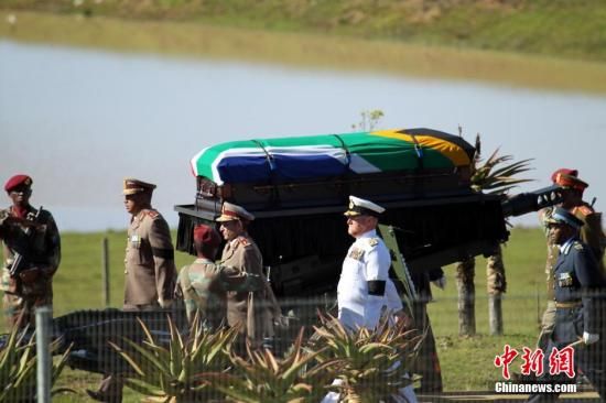 圖為南非海、陸、空三軍首腦為曼德拉護靈。宋方燦 攝