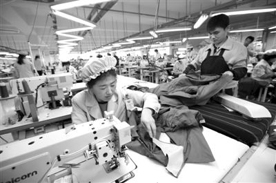 12月19日，朝鮮工人在開城工業(yè)園區(qū)工作。當(dāng)日，由二十國(guó)集團(tuán)（G20）的經(jīng)濟(jì)官員、國(guó)際金融組織相關(guān)負(fù)責(zé)人以及各國(guó)記者等組成的國(guó)際代表團(tuán)訪問(wèn)工業(yè)園區(qū)。今年4月朝鮮單方面關(guān)閉開城工業(yè)園，9月才宣布重開。新華社發(fā)