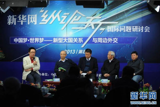 新華網(wǎng)第四屆“縱論天下”2013國(guó)際問(wèn)題研討會(huì)18日在京舉行。圖為社科院全球戰(zhàn)略院國(guó)際問(wèn)題專家葉海林在發(fā)言。新華網(wǎng) 陳競(jìng)超 攝