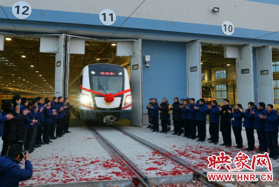 12月28日早上7點(diǎn)39分，編號為0111的列車駛出鄭東車輛段開往市體育中心站