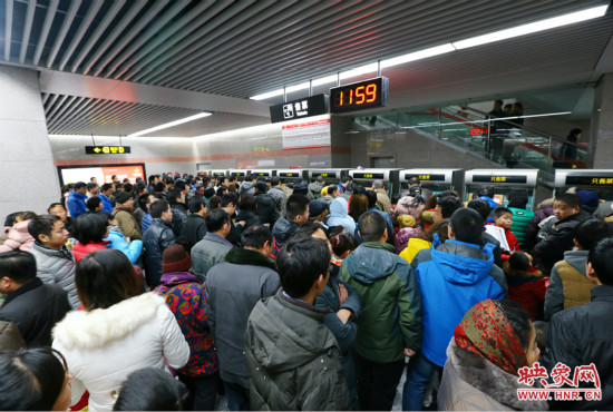 11點(diǎn)59分，紫金山地鐵站售票機(jī)前擠滿了買票的市民，場(chǎng)面如同春運(yùn)