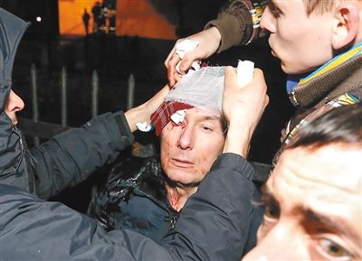 11日，基輔，遇襲受傷的反對(duì)派領(lǐng)導(dǎo)人盧岑科接受簡(jiǎn)單救護(hù)。