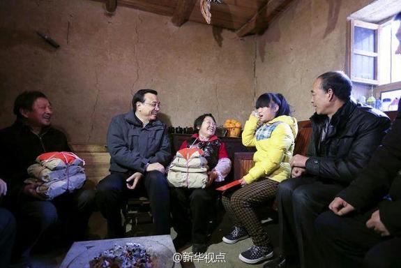 27日，李克強(qiáng)到安康旬陽金坡村看望留守兒童。