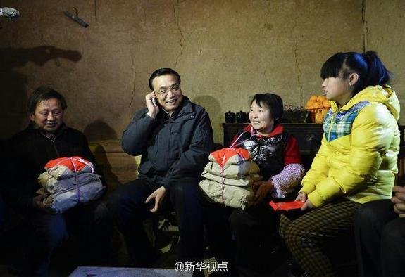 27日，李克強(qiáng)到安康旬陽金坡村看望留守兒童。