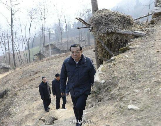 27日，李克強(qiáng)到安康旬陽金坡村看望留守兒童。