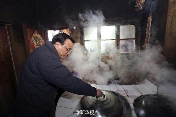 27日，李克強(qiáng)到安康旬陽金坡村看望留守兒童。