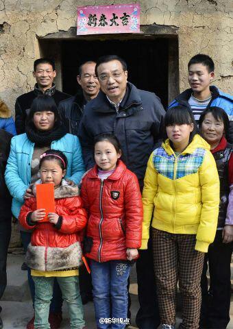 27日，李克強(qiáng)到安康旬陽金坡村看望留守兒童。