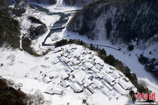 　　當?shù)貢r間2014年2月17日，據(jù)日本媒體報道，日本關東甲信及日本東北等地區(qū)遭遇大雪。