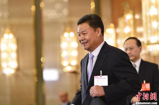 呂新華向中外媒體介紹本次大會(huì)有關(guān)情況并回答記者提問。中新社發(fā) 廖攀 攝