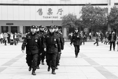 3月2日，鄭州市特警加強(qiáng)對人員密集場所的武裝巡邏。