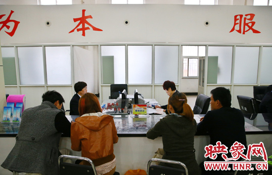 在陽光大廈一樓大廳內(nèi)，分布著人社局、民政局等與群眾利益相關的民生服務窗口。