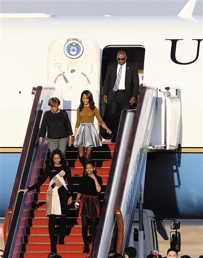 昨日下午5時30分，美國第一夫人米歇爾走出專機艙門，抵京開始訪華。與其一同來訪的家庭成員還有她的母親