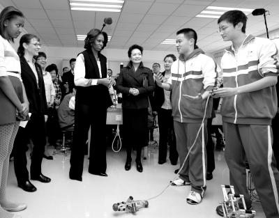 昨天上午，彭麗媛與米歇爾共同參觀北師大二附中，觀看學生們演示自己設計制作的幾何機器人。