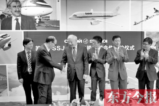 　昨日，“蘇霍伊SSJ-100飛機(jī)項目”合作簽約儀式在鄭州舉行