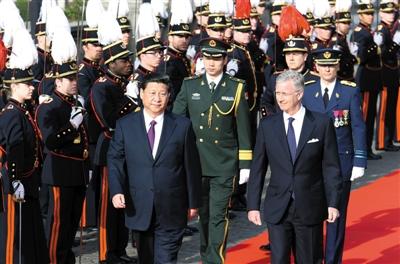 30日，習(xí)近平在會(huì)見(jiàn)比利時(shí)國(guó)王菲利普前，出席菲利普國(guó)王在王宮廣場(chǎng)舉行的隆重歡迎儀式。新華社發(fā)