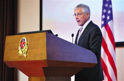 昨日下午，美國(guó)國(guó)防部長(zhǎng)哈格爾在中國(guó)國(guó)防大學(xué)發(fā)表演講。