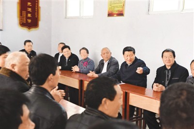 3月17日，習(xí)近平在河南省蘭考縣東壩頭鄉(xiāng)張莊村村委會(huì)與干部群眾座談，聽取意見和建議。