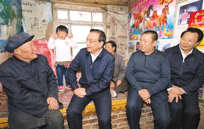 3月27日，李克強(qiáng)在內(nèi)蒙古自治區(qū)翁牛特旗橋頭鎮(zhèn)太平莊村看望貧困戶。