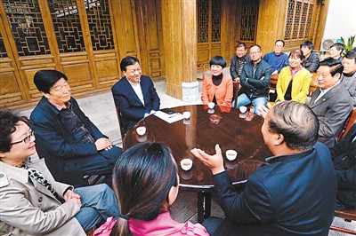 3月23日，劉云山在陜西省咸陽(yáng)市禮泉縣煙霞鎮(zhèn)袁家村與基層干部群眾座談，聽取對(duì)教育實(shí)踐活動(dòng)的意見建議。