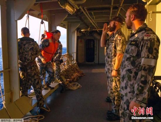 　據(jù)澳大利亞海軍4月11日發(fā)布的圖片顯示，中澳海軍海上聯(lián)合搜尋失聯(lián)客機。據(jù)悉，澳大利亞總理當(dāng)天表示，澳方執(zhí)行搜尋失聯(lián)客機任務(wù)的搜救人員已獲知黑匣子的大致位置。