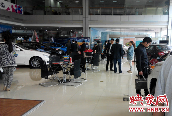 一大早來(lái)到4S店選車的顧客絡(luò)繹不絕。