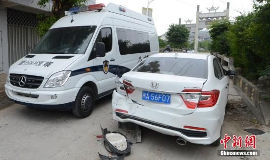  4月28日，福建省福州市閩侯縣發(fā)生一起惡性駕車撞人事件，圖為被撞車輛損毀嚴重。經(jīng)初查，該肇事男子叫林某新（漢族，37歲，福州長樂人），因婚姻問題，情緒失控，駕車從閩侯縣青口鎮(zhèn)往尚干鎮(zhèn)方向，沿奔馳大道行駛，連續(xù)撞人。中新社發(fā) 劉可耕 攝