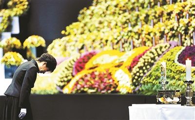4月29日，韓國總統(tǒng)樸槿惠為“歲月”號沉沒客輪死難者默哀圖片/IC