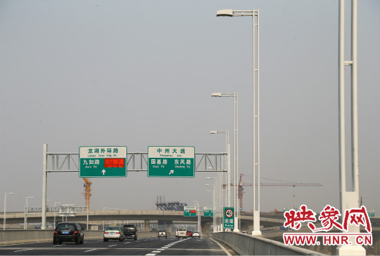 市民可通過(guò)北三環(huán)快速路高架橋直達(dá)東區(qū)。