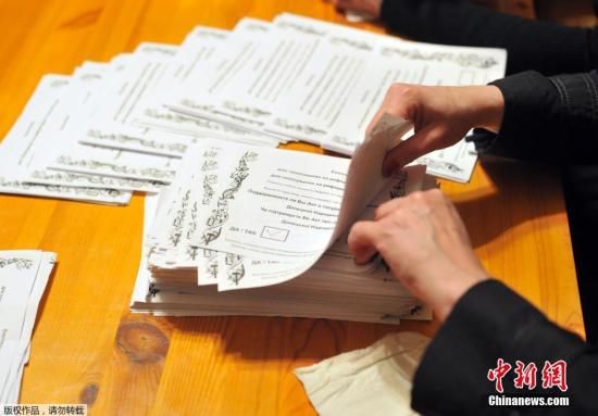 　　當(dāng)?shù)貢r(shí)間2014年5月11日，烏克蘭東部地區(qū)選舉工作人員開始公投計(jì)票工作。