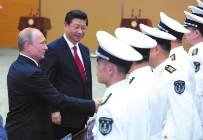 習(xí)近平與普京共同出席中俄聯(lián)合軍演開幕式。