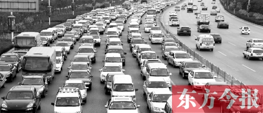 21日，鄭州市中州大道，大量擁堵的汽車將寬寬的道路變成“停車場(chǎng)”