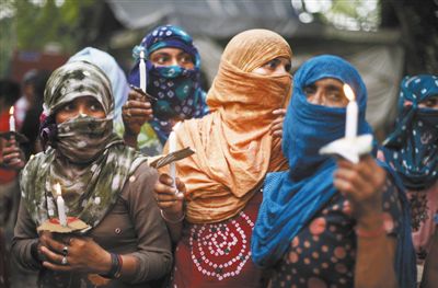 印度民眾舉行紀念儀式，悼念在強奸案中遇害的兩名少女。