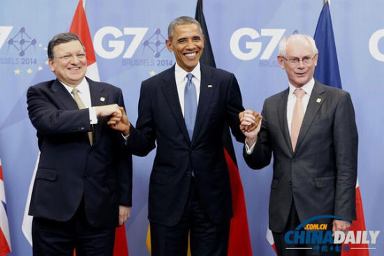 資料圖：6月4日，歐洲理事會(huì)主席范龍佩（右）和歐盟委員會(huì)主席巴羅佐（左）在會(huì)場門口歡迎前來與會(huì)的美國總統(tǒng)奧巴馬。由歐盟主持的七國集團(tuán)領(lǐng)導(dǎo)人會(huì)晤4日晚間在布魯塞爾開幕，烏克蘭問題成為本次峰會(huì)核心議題。（新華社發(fā) 歐盟理事會(huì)供圖）