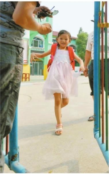 　　昨日，潛江市浩口鎮(zhèn)第三小學(xué)已被戒嚴(yán)，下午幼兒園學(xué)生放學(xué)時，一些家長前來接孩子