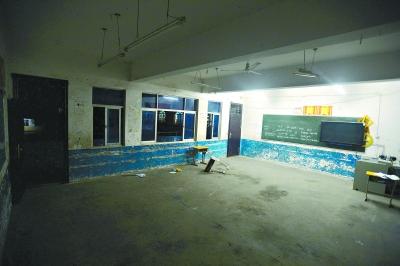 　　昨晚10時，事發(fā)教室里的書桌幾乎被搬空，一個損壞的書桌倒在地上