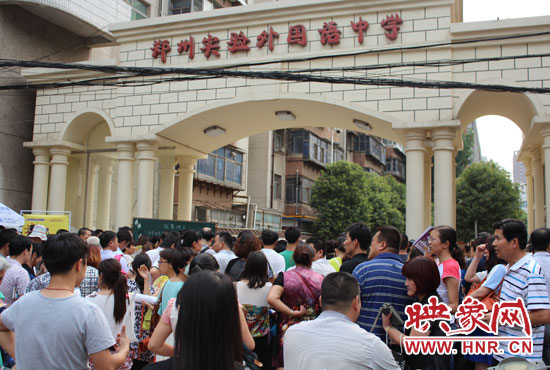 考試快結(jié)束時(shí)，陪考的家長涌入學(xué)校接孩子。